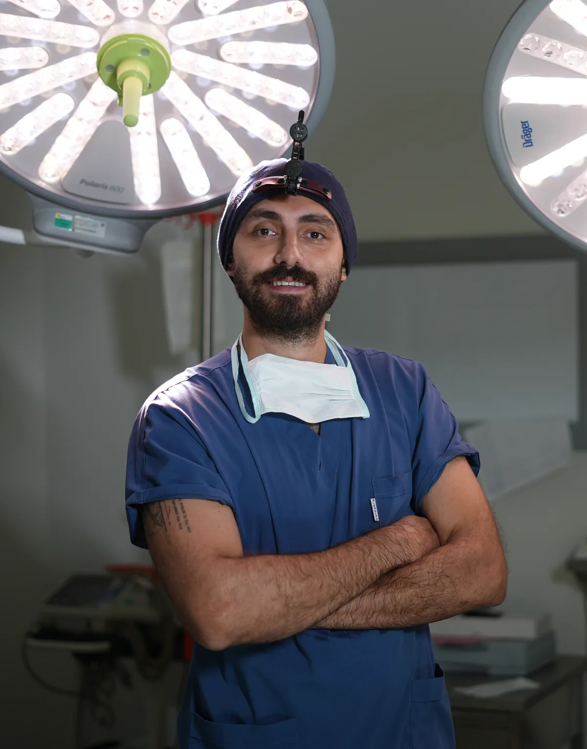 Op. Dr. Aytaç Kılıç, Antalya'da ameliyathanede — kulak burun boğaz ve yüz estetiği uzmanı