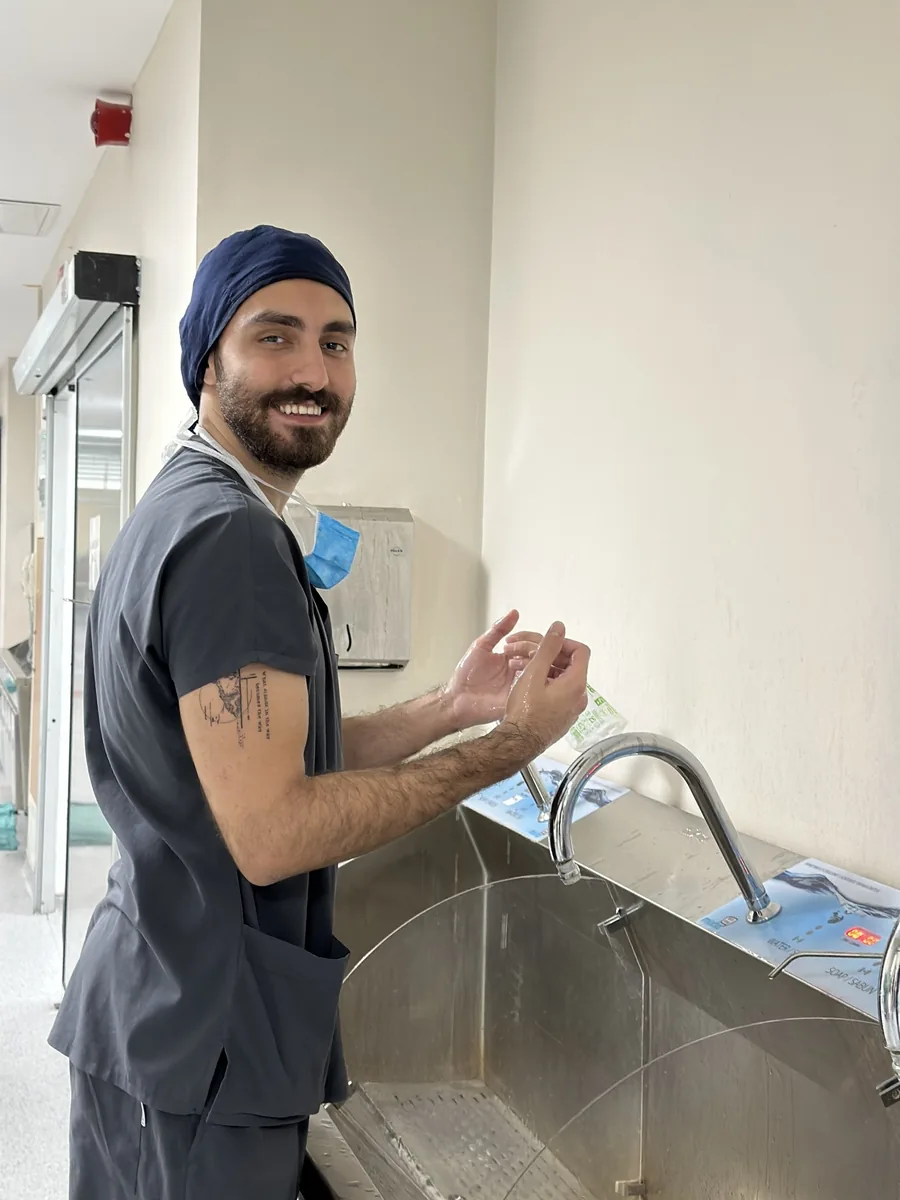 Op. Dr. Aytaç Kılıç — Antalya kulak burun boğaz uzmanı, ameliyathane hazırlığında